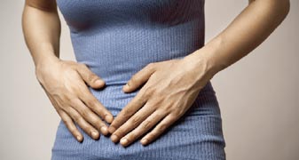 Photo do woman holding abdomen